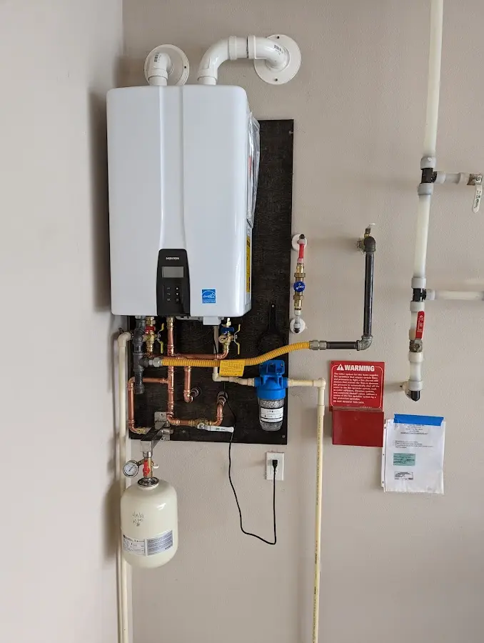 Professional plumber installing copper piping in a Montura home